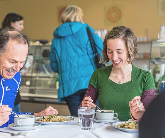 Kunden und Kundinnen im Restaurant